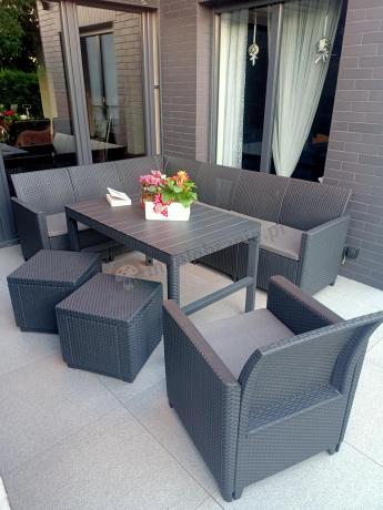 Grafitowy narożnik tarasowy Nedler 172 x 222cm stół podnoszony, fotel i dwie pufy