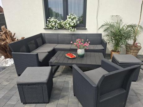 Grafitowy narożnik tarasowy Nedler 172 x 222cm stół podnoszony, fotel i dwie pufy