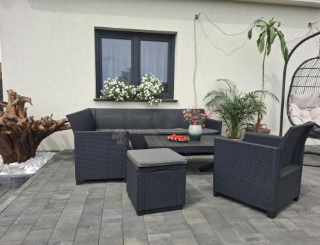 Grafitowy narożnik tarasowy Nedler 172 x 222cm stół podnoszony, fotel i dwie pufy