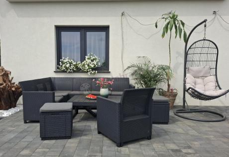 Grafitowy narożnik tarasowy Nedler 172 x 222cm stół podnoszony, fotel i dwie pufy