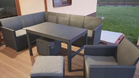 Grafitowy narożnik tarasowy Nedler 172 x 222cm stół podnoszony, fotel i dwie pufy
