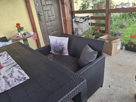 Grafitowy narożnik tarasowy Nedler VII ze stołem obiadowym, fotelem i pufami