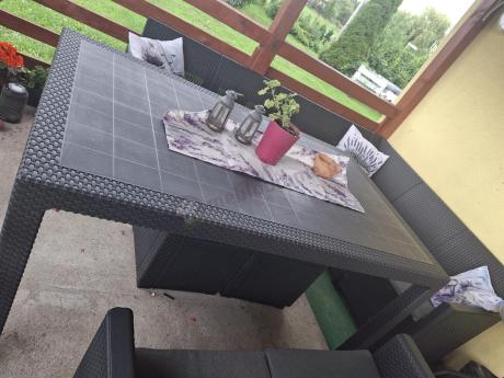 Grafitowy narożnik tarasowy Nedler VII ze stołem obiadowym, fotelem i pufami