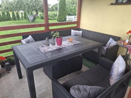 Grafitowy narożnik tarasowy Nedler VII ze stołem obiadowym, fotelem i pufami