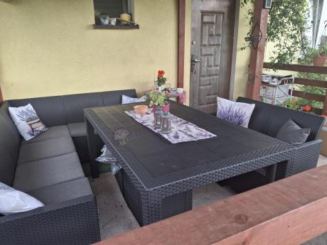 Grafitowy narożnik tarasowy Nedler VII ze stołem obiadowym, fotelem i pufami