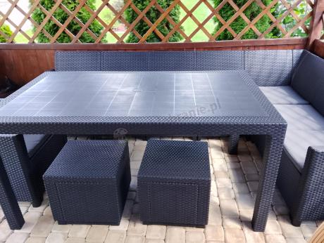 Grafitowy narożnik tarasowy Nedler VII ze stołem obiadowym, fotelem i pufami