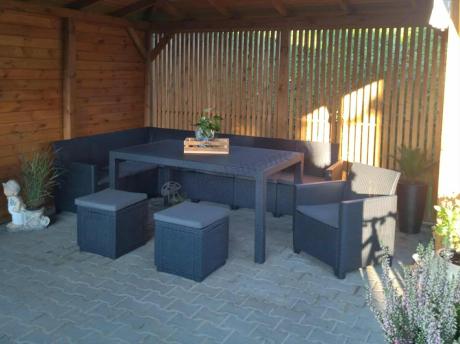 Grafitowy narożnik tarasowy Nedler VII ze stołem obiadowym, fotelem i pufami