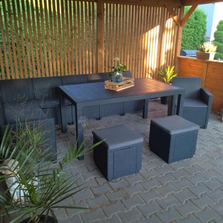 Grafitowy narożnik tarasowy Nedler VII ze stołem obiadowym, fotelem i pufami
