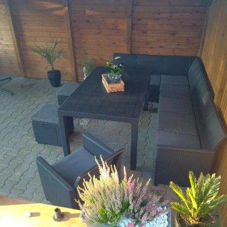 Grafitowy narożnik tarasowy Nedler VII ze stołem obiadowym, fotelem i pufami