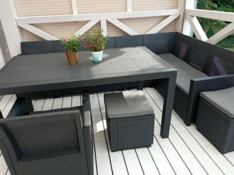 Grafitowy narożnik tarasowy Nedler VII ze stołem obiadowym, fotelem i pufami