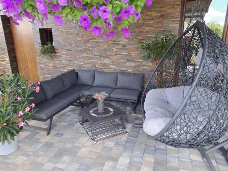 Grafitowy narożnik z leżakiem na mały taras Soletto 176x176cm