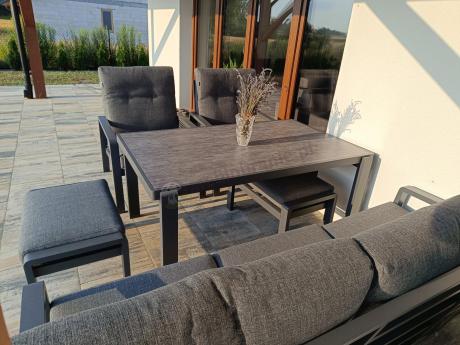 Grafitowy zestaw aluminiowych mebli na taras dla 7 osób ze stołem ceramic glass - Tavaro Dining Antracite