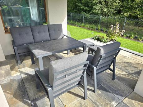 Grafitowy zestaw aluminiowych mebli na taras dla 7 osób ze stołem ceramic glass - Tavaro Dining Antracite