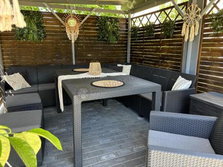 Grafitowy zestaw dla 11 osób z narożnikiem Nedler VIII, fotelem, pufami i stołem obiadowym