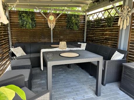 Grafitowy zestaw dla 11 osób z narożnikiem Nedler VIII, fotelem, pufami i stołem obiadowym