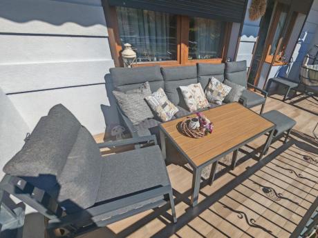 Grafitowy zestaw mebli metalowych na taras Doros Dining + pufy wysokie oparcie - Polywood Dark Grey