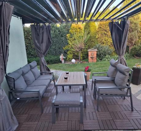 Grafitowy zestaw mebli metalowych na taras Doros Dining + pufy wysokie oparcie - Polywood Dark Grey