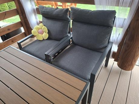 Grafitowy zestaw mebli metalowych na taras Doros Dining + pufy wysokie oparcie - Polywood Dark Grey