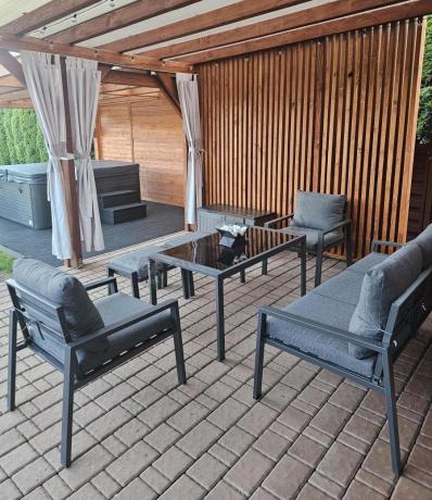 Grafitowy zestaw mebli metalowych na taras Sodor Dining + pufy - Dark Grey