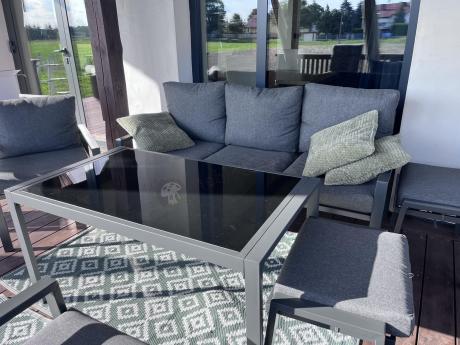 Grafitowy zestaw mebli metalowych na taras Sodor Dining + pufy - Dark Grey