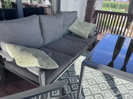 Grafitowy zestaw mebli metalowych na taras Sodor Dining + pufy - Dark Grey