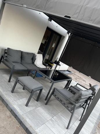 Grafitowy zestaw mebli metalowych na taras Sodor Dining + pufy - Dark Grey