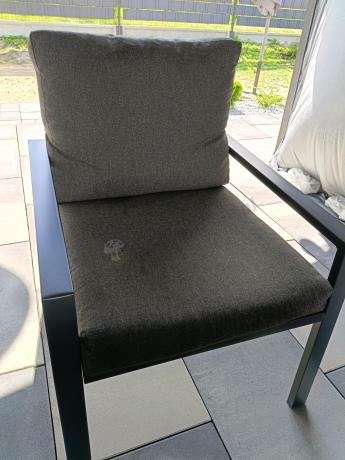 Grafitowy zestaw mebli metalowych na taras Sodor Dining + pufy - Dark Grey