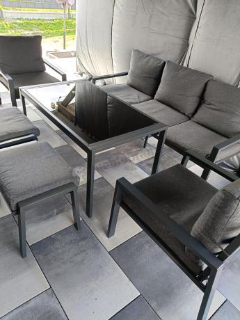 Grafitowy zestaw mebli metalowych na taras Sodor Dining + pufy - Dark Grey