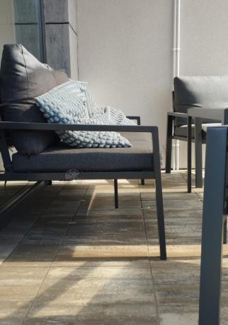 Grafitowy zestaw mebli metalowych na taras Sodor Dining + pufy - Dark Grey
