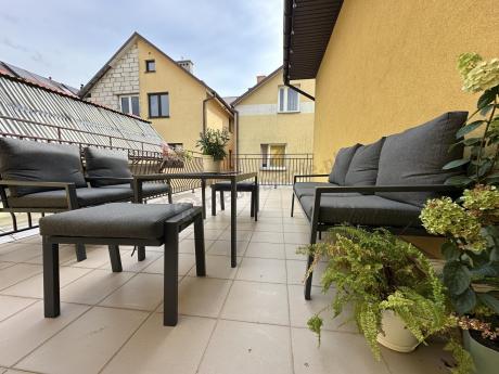 Grafitowy zestaw mebli metalowych na taras Sodor Dining + pufy - Dark Grey