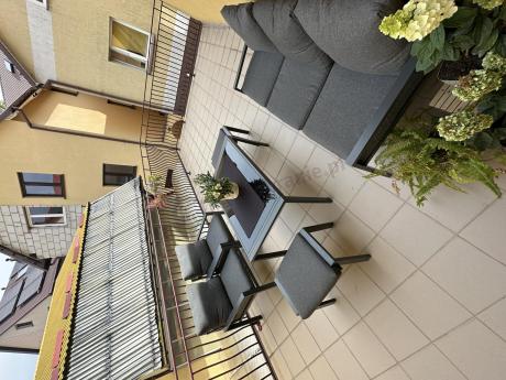 Grafitowy zestaw mebli metalowych na taras Sodor Dining + pufy - Dark Grey
