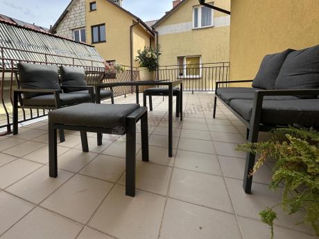 Grafitowy zestaw mebli metalowych na taras Sodor Dining + pufy - Dark Grey