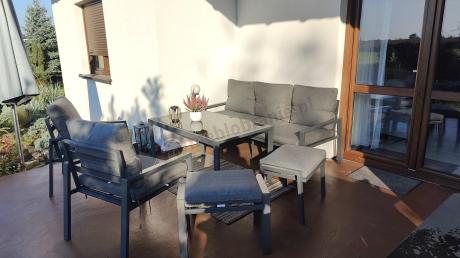 Grafitowy zestaw mebli metalowych na taras Sodor Dining + pufy - Dark Grey