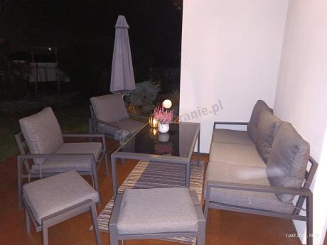 Grafitowy zestaw mebli metalowych na taras Sodor Dining + pufy - Dark Grey