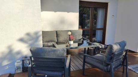 Grafitowy zestaw mebli metalowych na taras Sodor Dining + pufy - Dark Grey