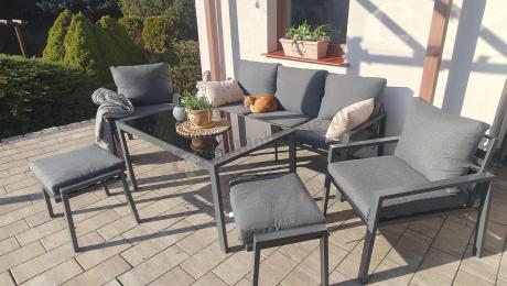 Grafitowy zestaw mebli metalowych na taras Sodor Dining + pufy - Dark Grey