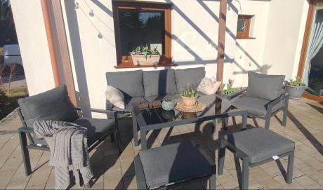 Grafitowy zestaw mebli metalowych na taras Sodor Dining + pufy - Dark Grey