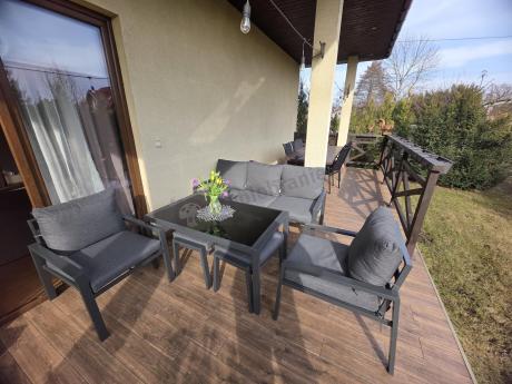 Grafitowy zestaw mebli metalowych na taras Sodor Dining + pufy - Dark Grey