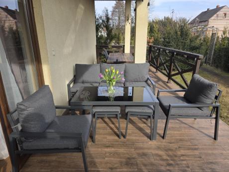 Grafitowy zestaw mebli metalowych na taras Sodor Dining + pufy - Dark Grey