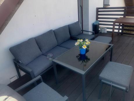 Grafitowy zestaw mebli metalowych na taras Sodor Dining + pufy - Dark Grey