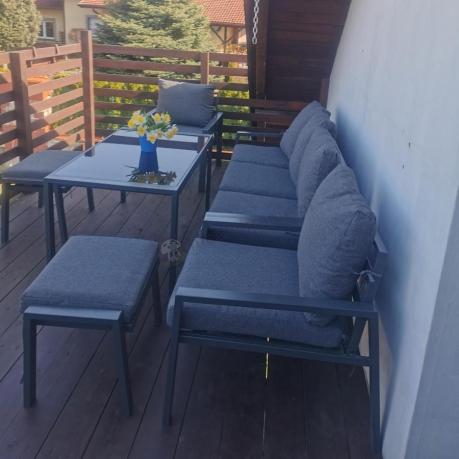 Grafitowy zestaw mebli metalowych na taras Sodor Dining + pufy - Dark Grey