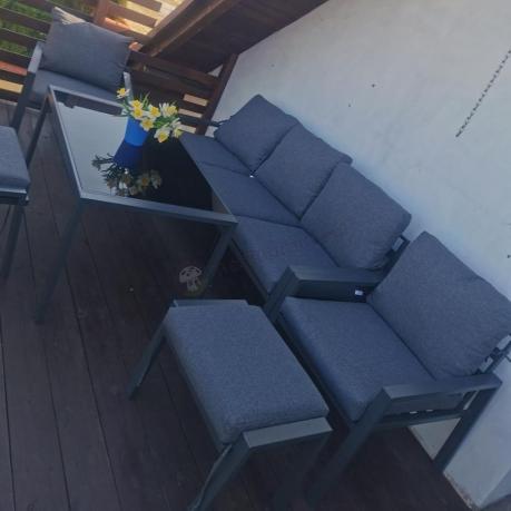 Grafitowy zestaw mebli metalowych na taras Sodor Dining + pufy - Dark Grey