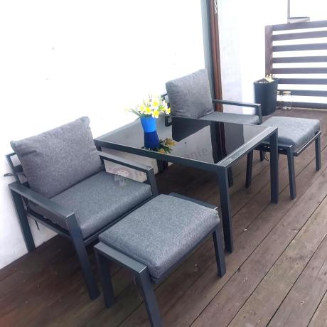 Grafitowy zestaw mebli metalowych na taras Sodor Dining + pufy - Dark Grey