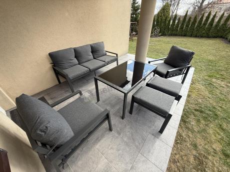 Grafitowy zestaw mebli metalowych na taras Sodor Dining + pufy - Dark Grey