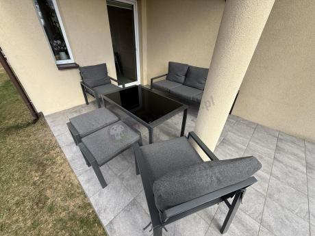 Grafitowy zestaw mebli metalowych na taras Sodor Dining + pufy - Dark Grey
