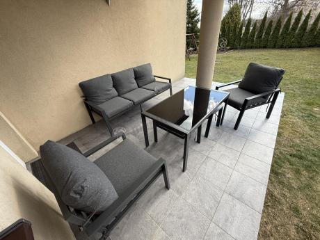 Grafitowy zestaw mebli metalowych na taras Sodor Dining + pufy - Dark Grey