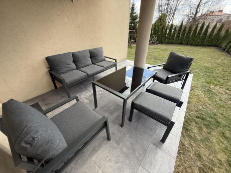 Grafitowy zestaw mebli metalowych na taras Sodor Dining + pufy - Dark Grey