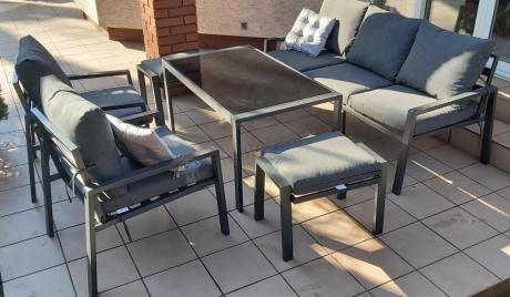 Grafitowy zestaw mebli metalowych na taras Sodor Dining + pufy - Dark Grey