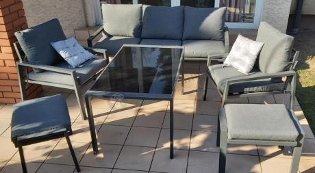 Grafitowy zestaw mebli metalowych na taras Sodor Dining + pufy - Dark Grey