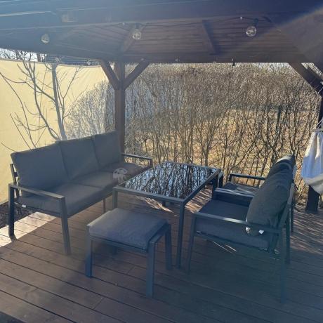 Grafitowy zestaw mebli metalowych na taras Sodor Dining + pufy - Dark Grey